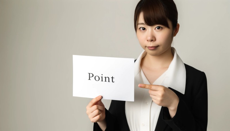 pointと書いた紙を持つ女性